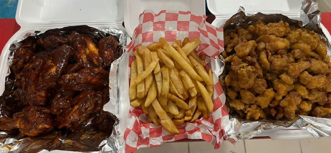 Papas Fritas Loaded con queso fundido y tocino crujiente